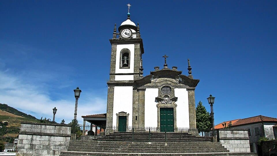 Fachada e torre da Igreja de São Nicolau em Mesão Frio