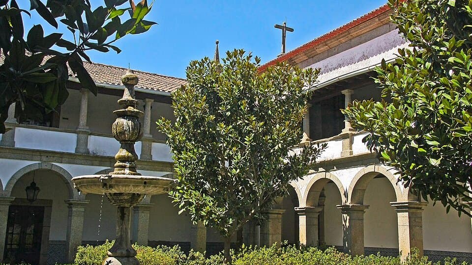 Claustro do antigo Convento de São Francisco em Mesão Frio