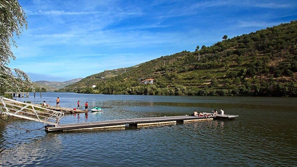 Zona de banho e plataformas do Parque Fluvial da Rede, em Mesão Frio