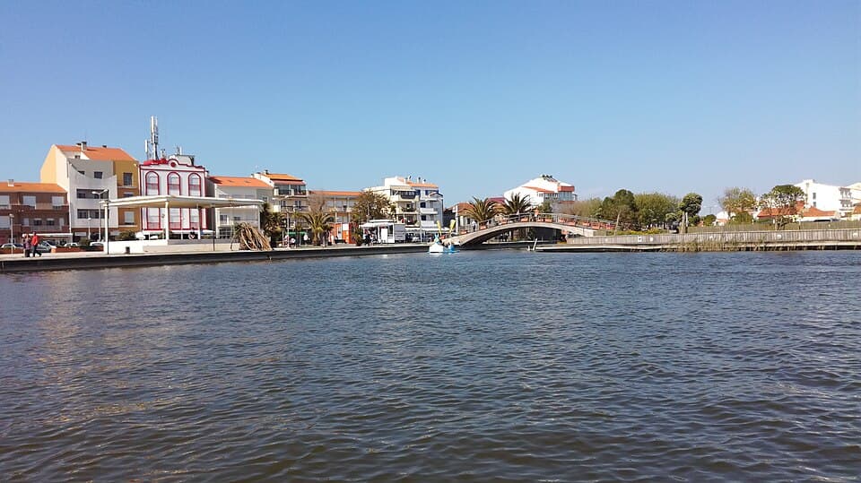 Vista ampla da Barrinha de Mira e dos edifícios junto à margem