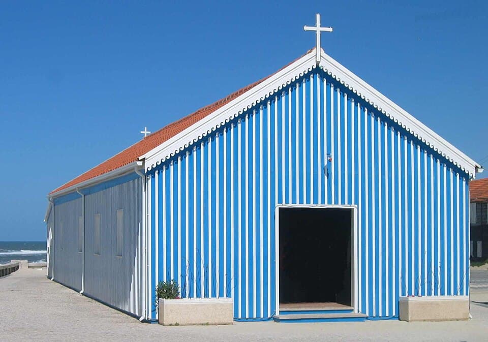 Fachada azul e branca da Capela de Nossa Senhora da Conceição, na Praia de Mira