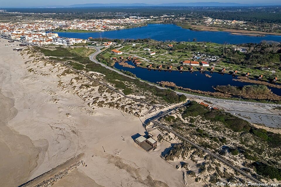 Vista aérea da Praia de Mira, das dunas e das lagoas junto à povoação
