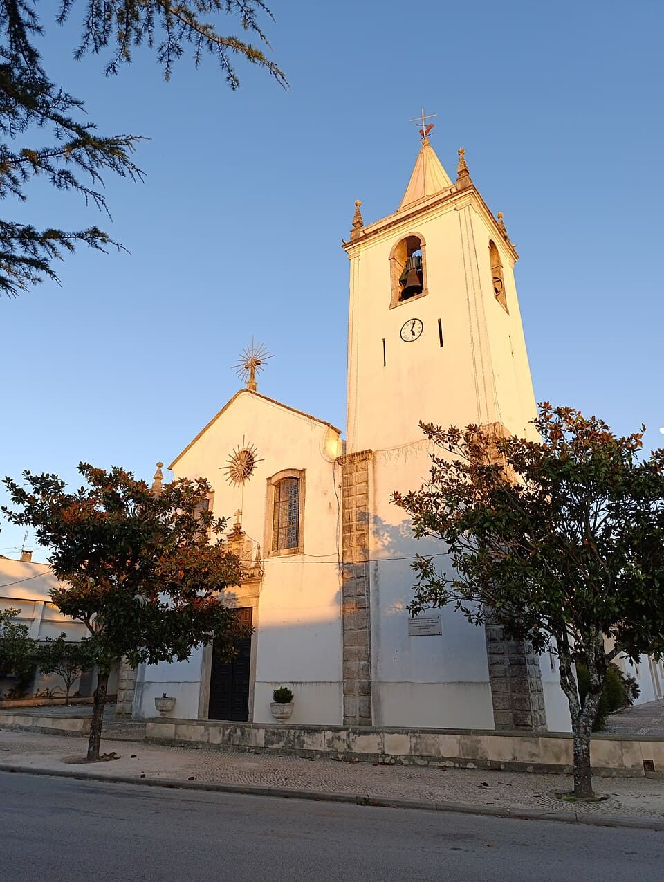 Torre sineira e fachada da Igreja Matriz de Mira