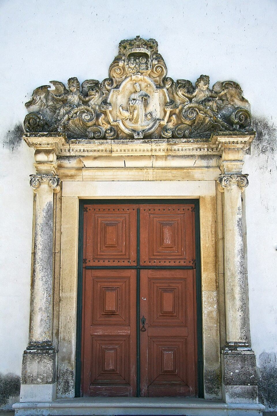 Portal ornamentado do Mosteiro de Santa Maria de Semide