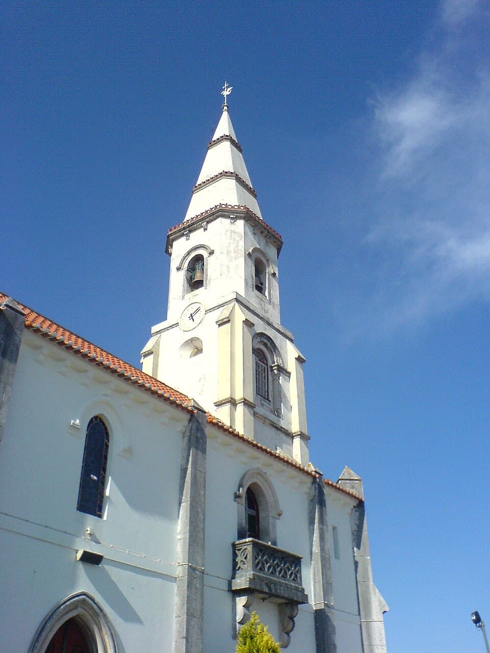 Fachada e torre do Santuário do Senhor da Serra, em Miranda do Corvo