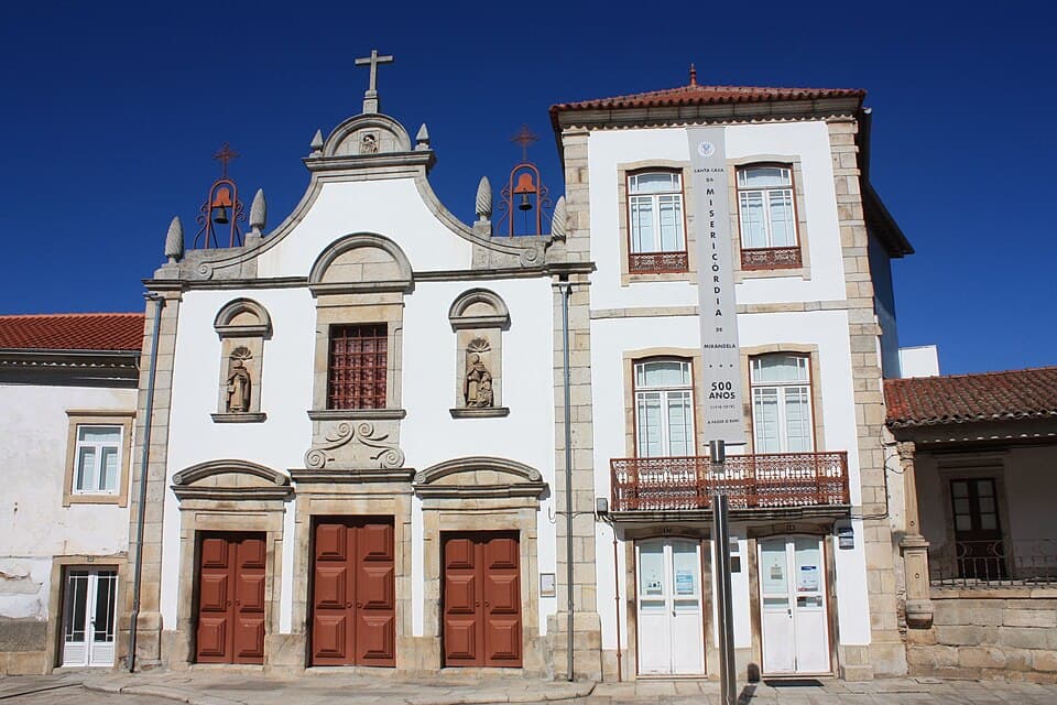 Fachada branca e remates em granito da Igreja da Misericórdia de Mirandela