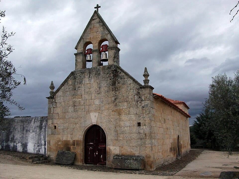 Fachada e campanário de pedra da Igreja de São Tomé, em Abambres