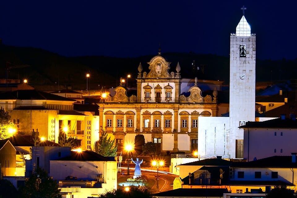 Paço dos Távoras iluminado, com a torre vizinha, no centro de Mirandela