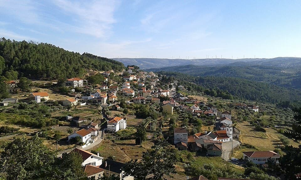 Vista panorâmica da aldeia de Castelo, em Moimenta da Beira