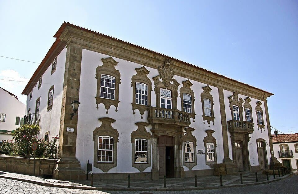 Fachada do Solar dos Guedes, atual Biblioteca Municipal Aquilino Ribeiro, em Moimenta da Beira