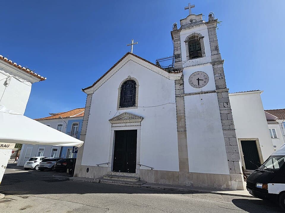 Fachada e torre da Igreja de Nossa Senhora da Boa Viagem na Moita