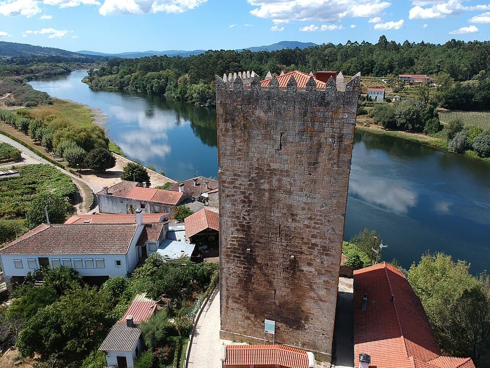 Torre de Lapela junto ao rio Minho em Monção