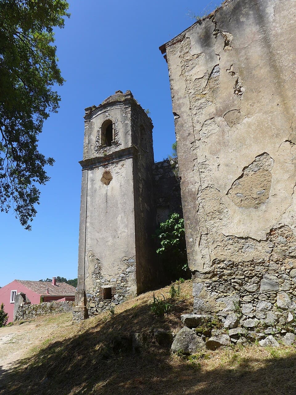 Torre e paredes em ruína do Convento de Nossa Senhora do Desterro, em Monchique