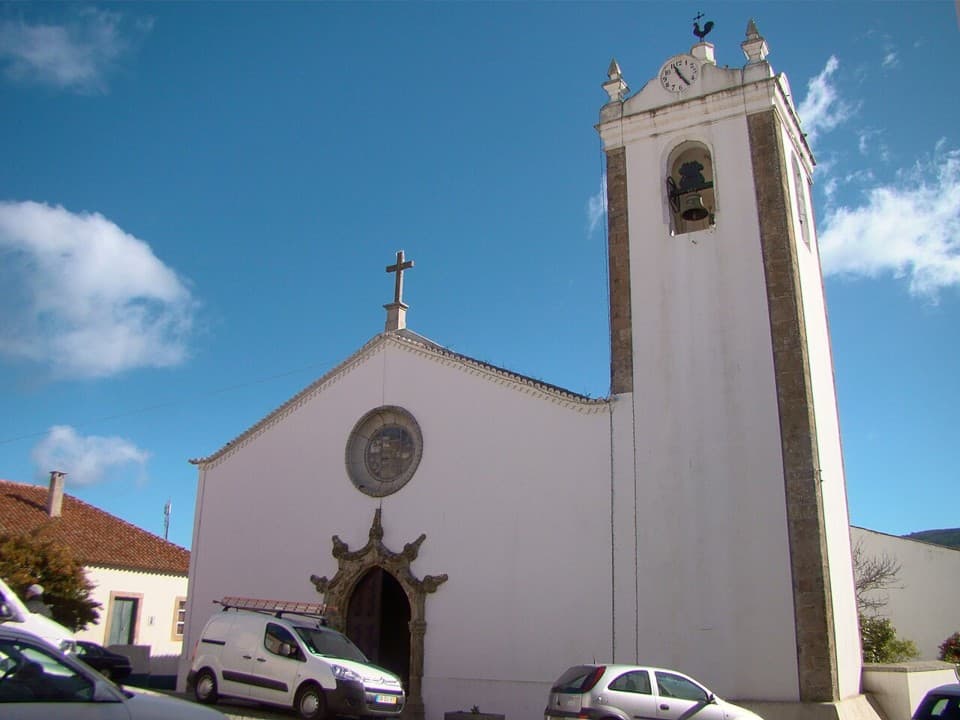 Torre, cruz e parte superior da fachada da Igreja Matriz de Monchique