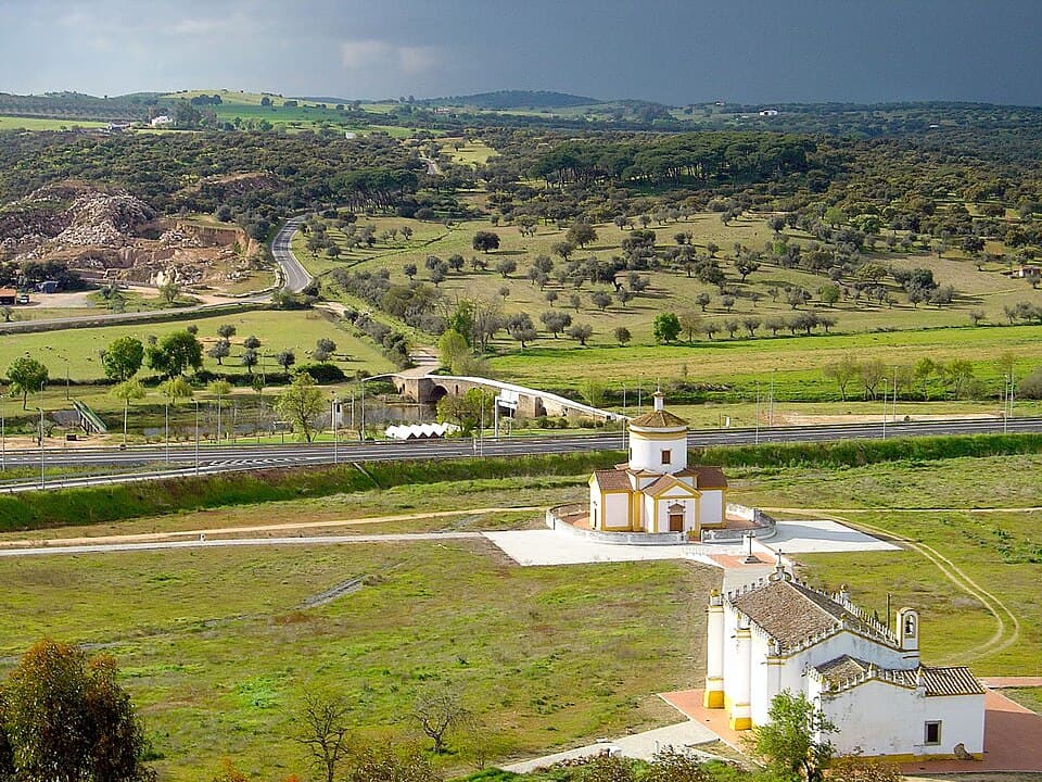 Igreja de Nossa Senhora da Conceição em primeiro plano e Igreja do Calvário ao fundo, em Monforte