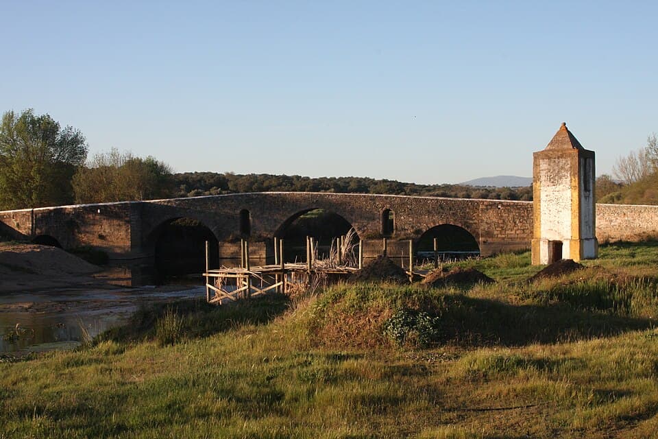 Ponte de sete arcos sobre a Ribeira Grande, no concelho de Monforte