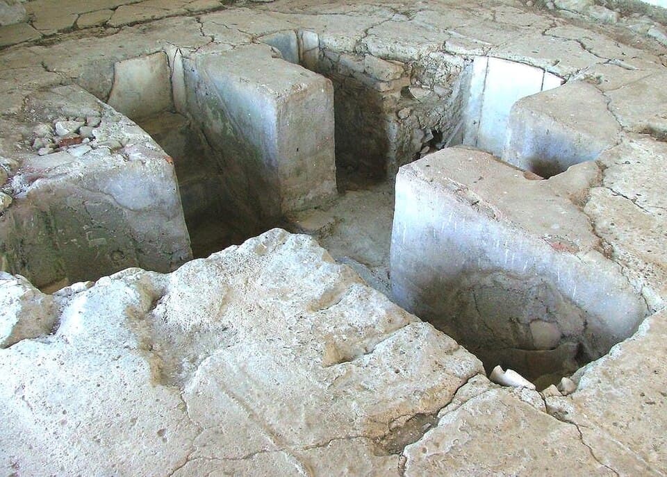 Estrutura de pedra do batistério paleocristão na Villa Romana de Torre de Palma