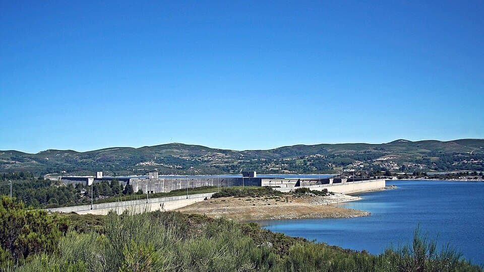 Barragem do Alto Rabagão e albufeira, em Montalegre