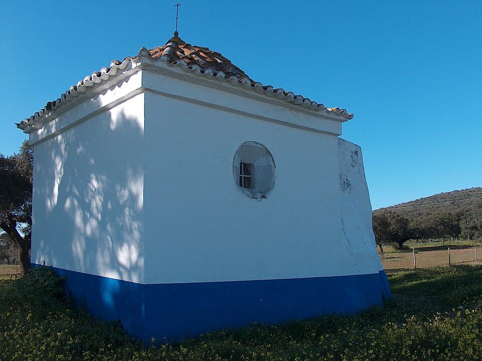 Anta-Capela de São Brissos caiada de branco e azul