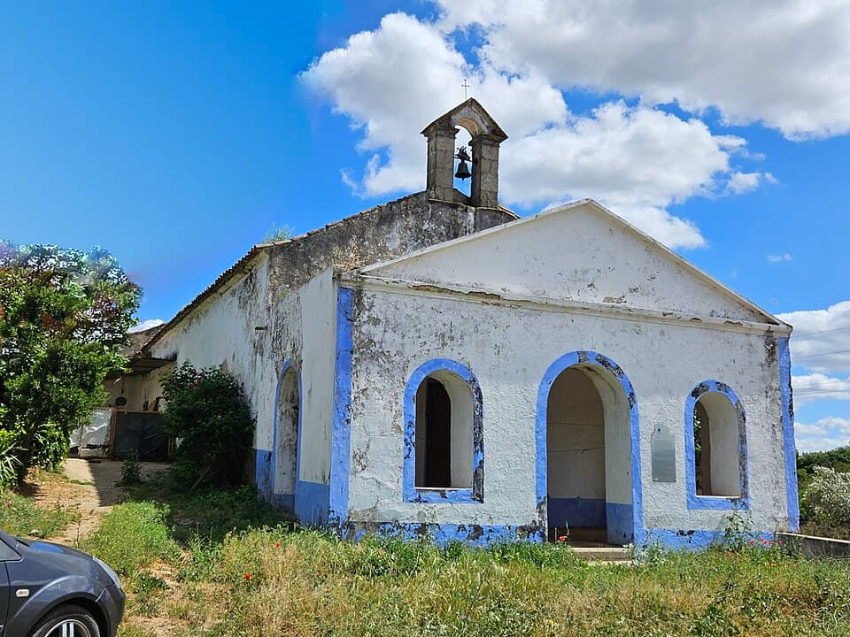 Fachada e campanário da Ermida de São Pedro da Ribeira