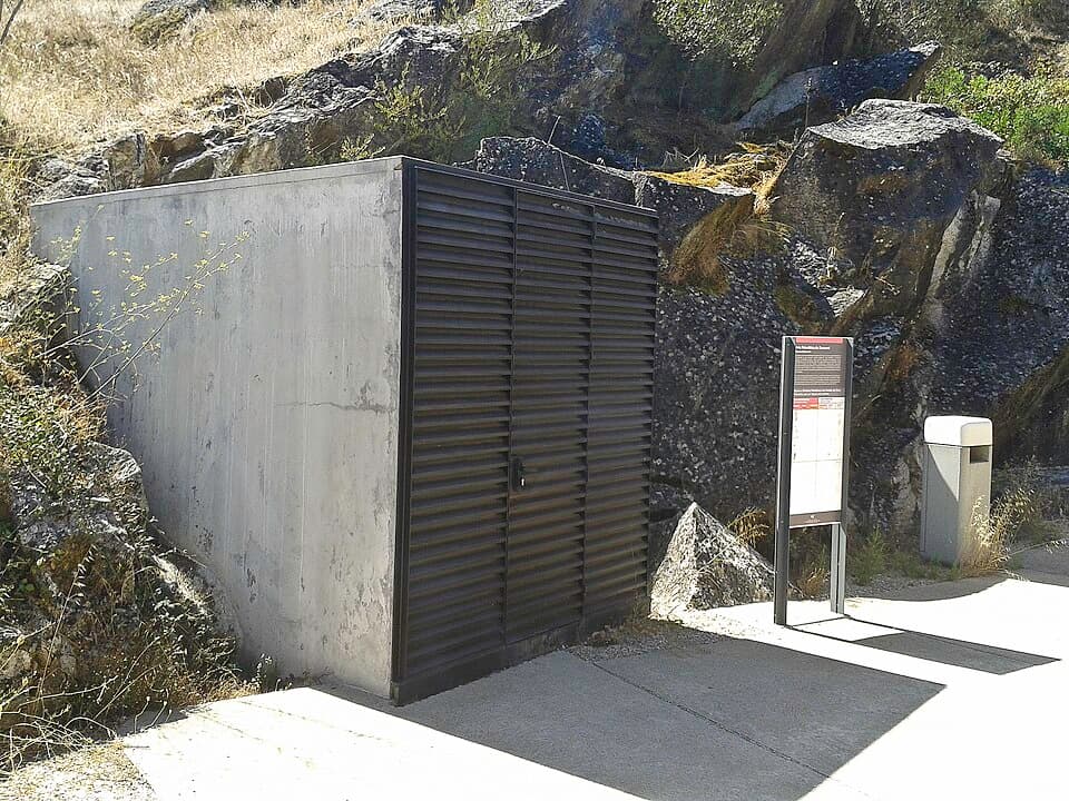 Entrada protegida da Gruta do Escoural entre afloramentos rochosos