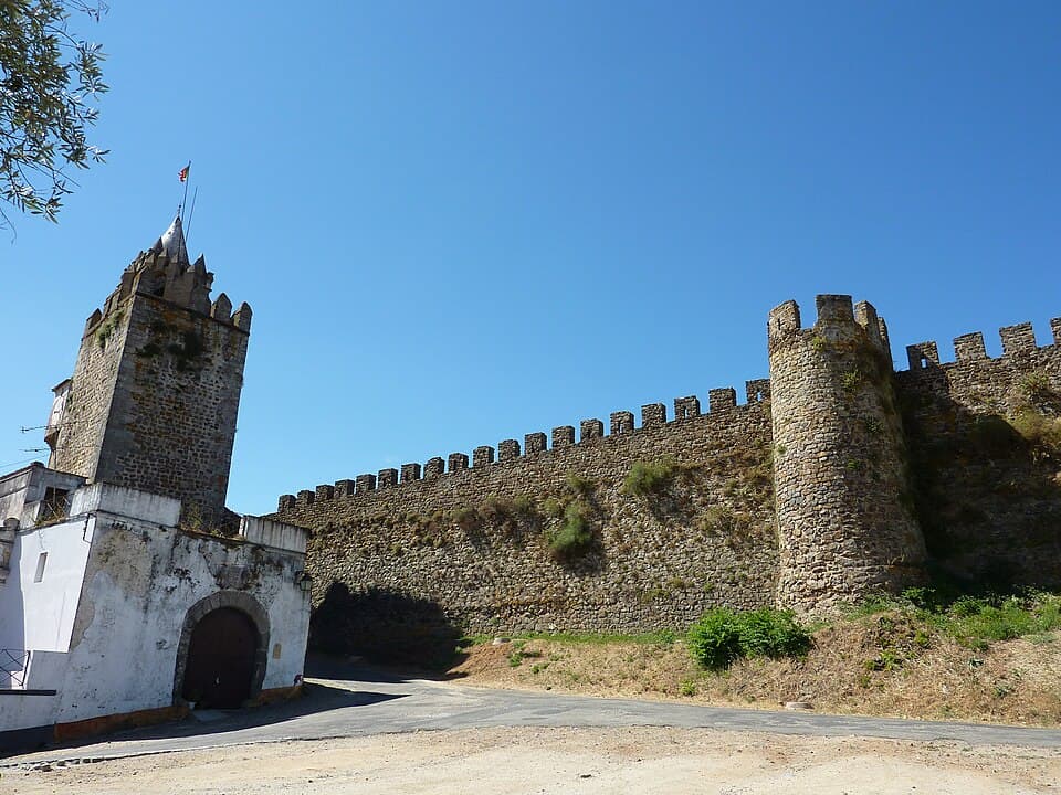 Muralhas e torres do Castelo de Montemor-o-Novo