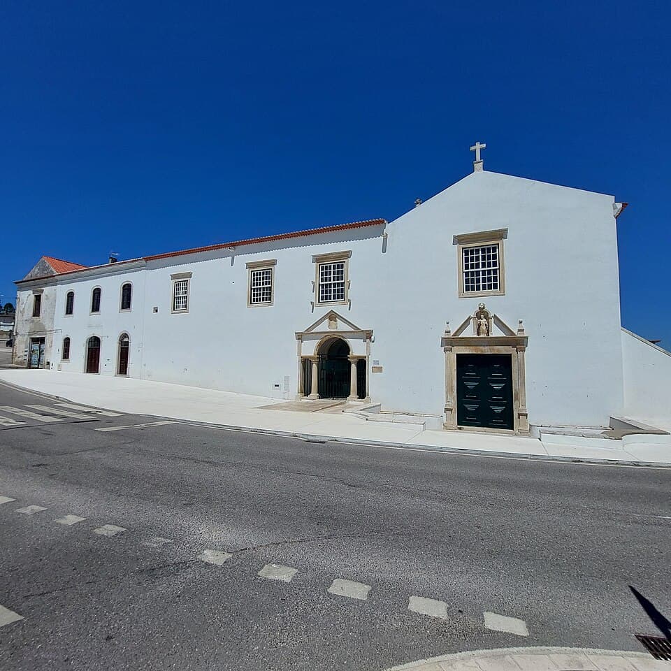Fachada branca da Igreja de Nossa Senhora dos Anjos, em Montemor-o-Velho