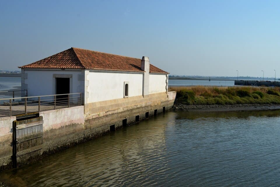 Moinho de Maré do Cais junto ao Estuário do Tejo, no Montijo