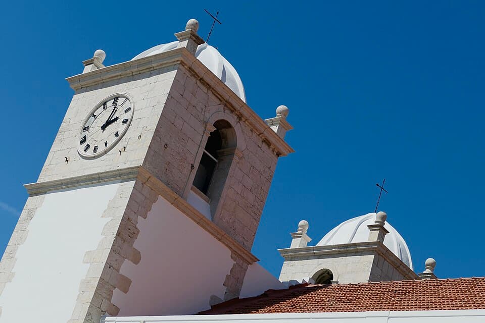 Torres da Igreja Matriz do Montijo contra o céu azul