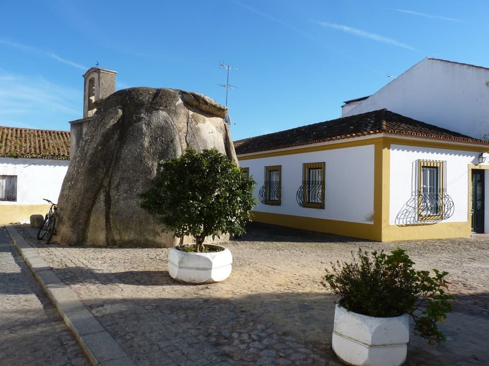 Anta-Capela de São Dinis entre casas caiadas no centro de Pavia