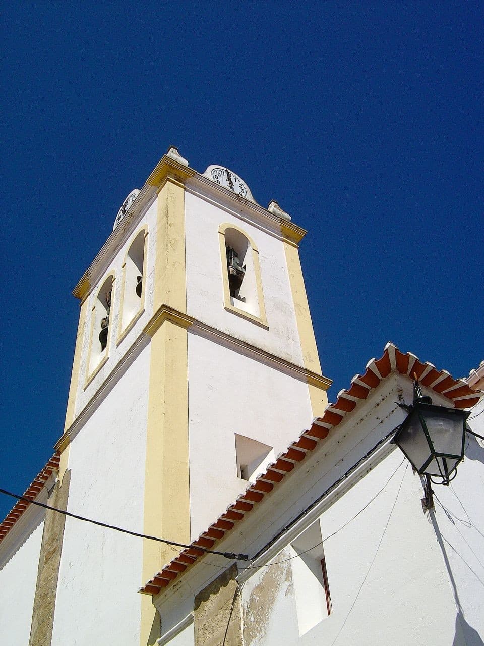 Torre sineira com relógio da Igreja Matriz de Nossa Senhora da Graça, em Mora