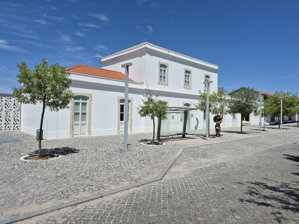Edifício branco do Museu Interativo do Megalitismo, em Mora