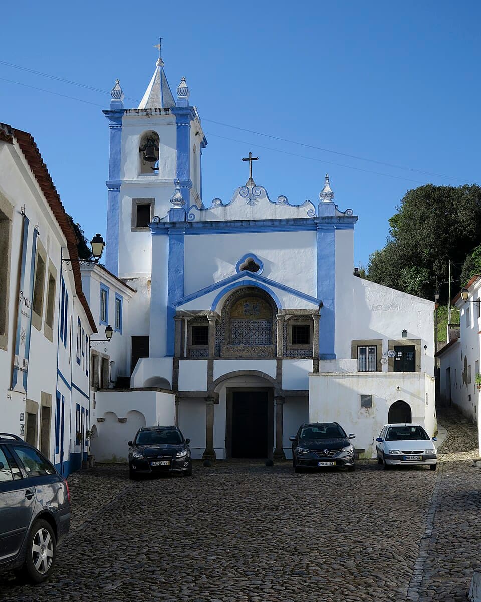 Torre, cruz e fachada azul e branca do Santuário de Nossa Senhora de Brotas