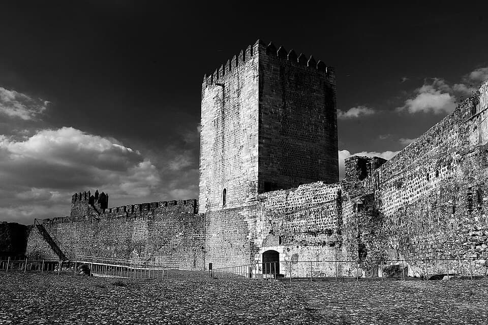 Torre de menagem e muralhas do Castelo de Moura