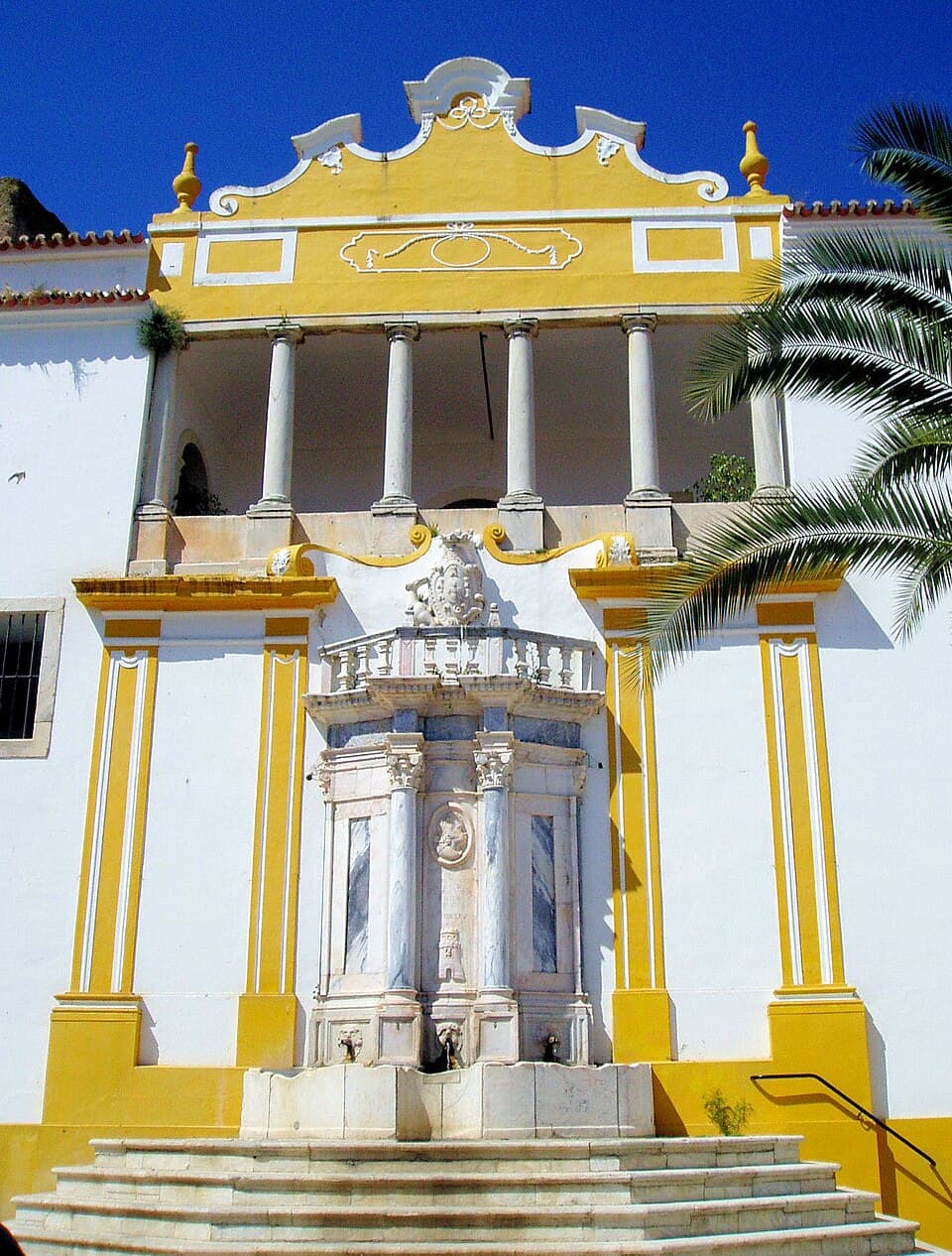 Fonte das Três Bicas em cantaria no centro de Moura