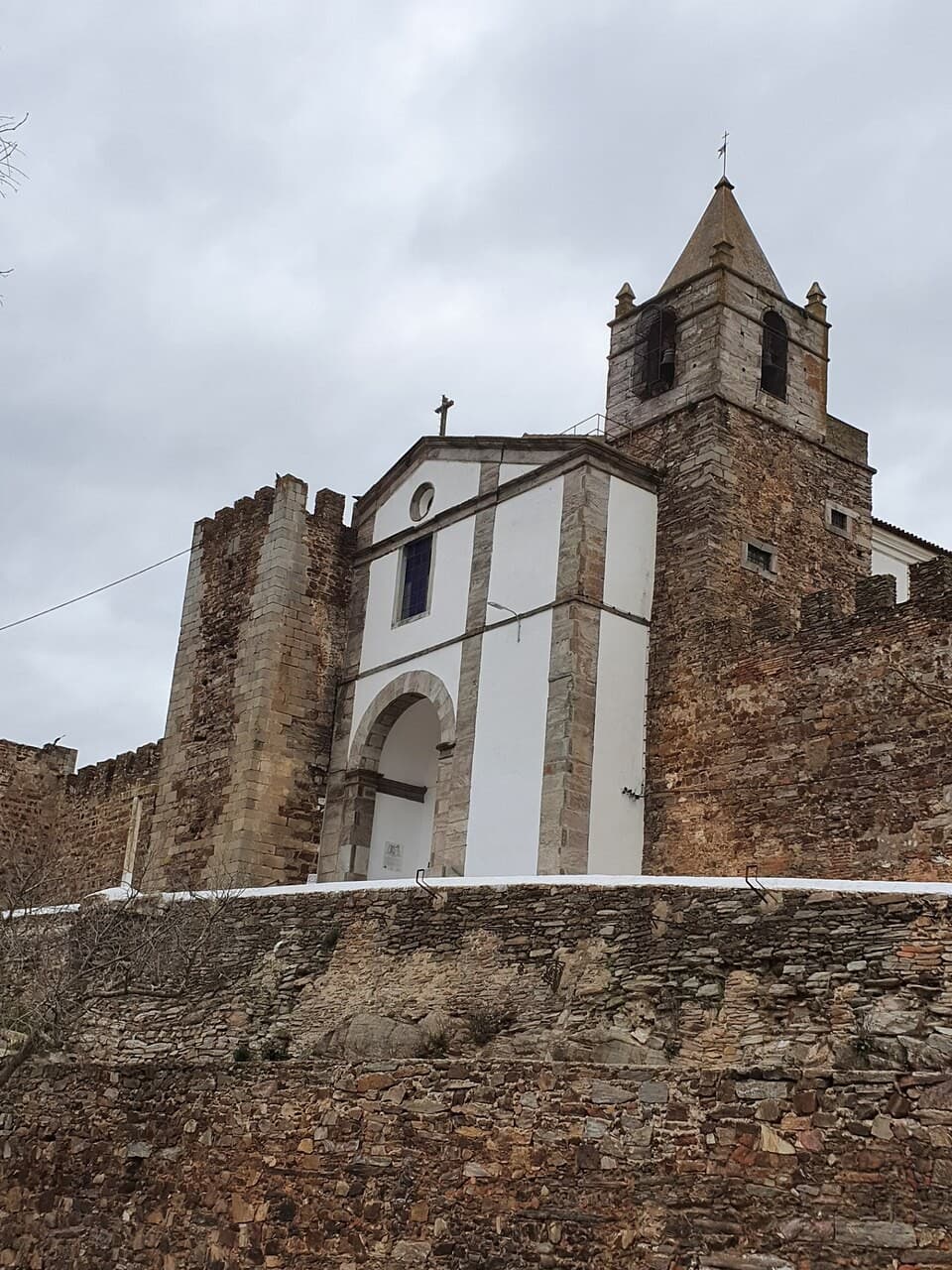 Fachada e torre com cruz da Igreja Matriz de Nossa Senhora das Candeias, em Mourão