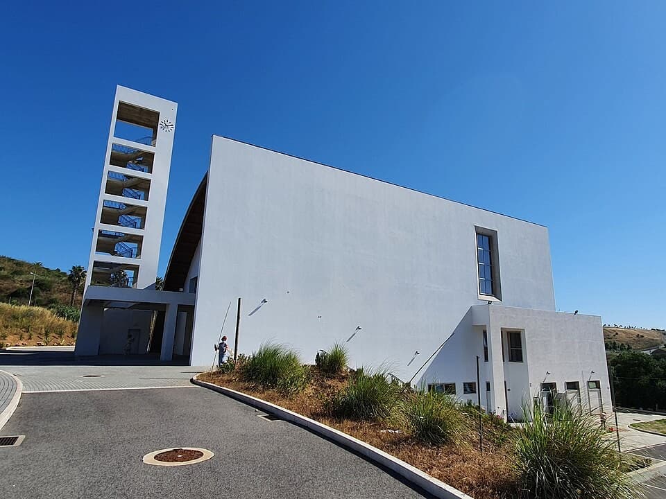 Igreja de São Brás em Granja, com torre sineira branca e relógio