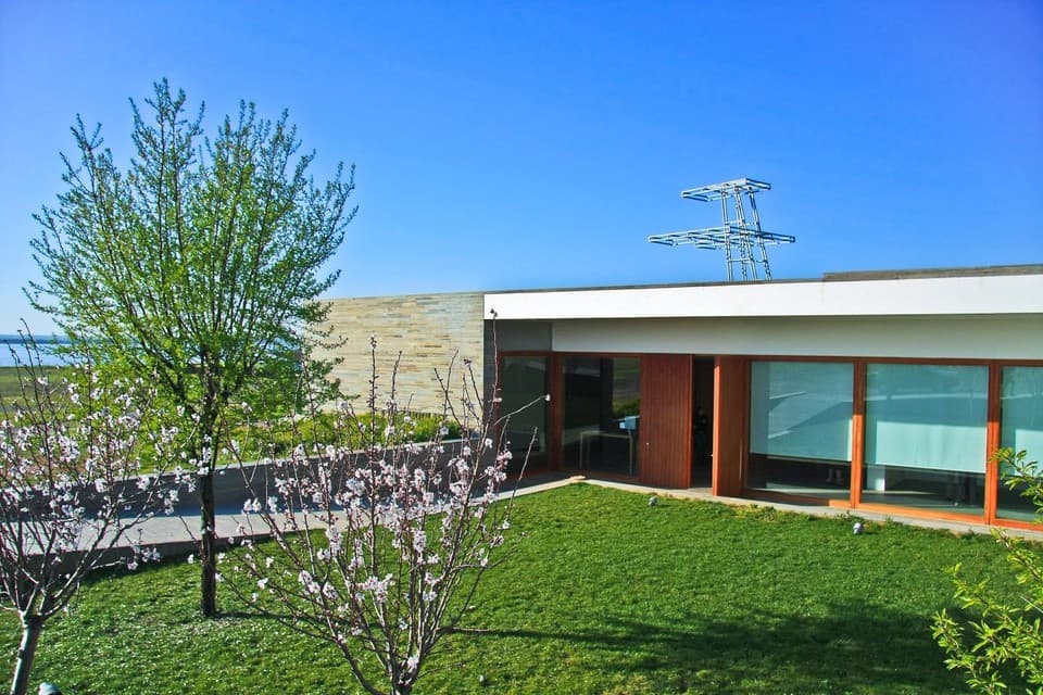 Edifício e jardim do Museu da Luz na Aldeia da Luz