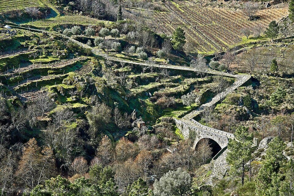 Ponte romana e antiga via sobre o rio Tinhela, em Murça