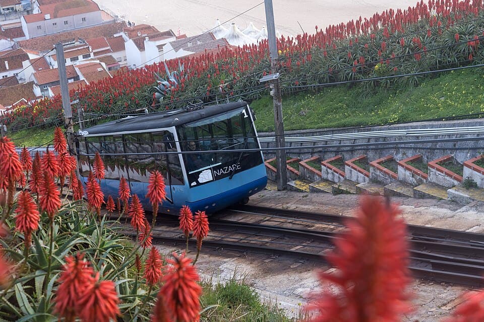 Carruagem do Ascensor da Nazaré a subir a encosta