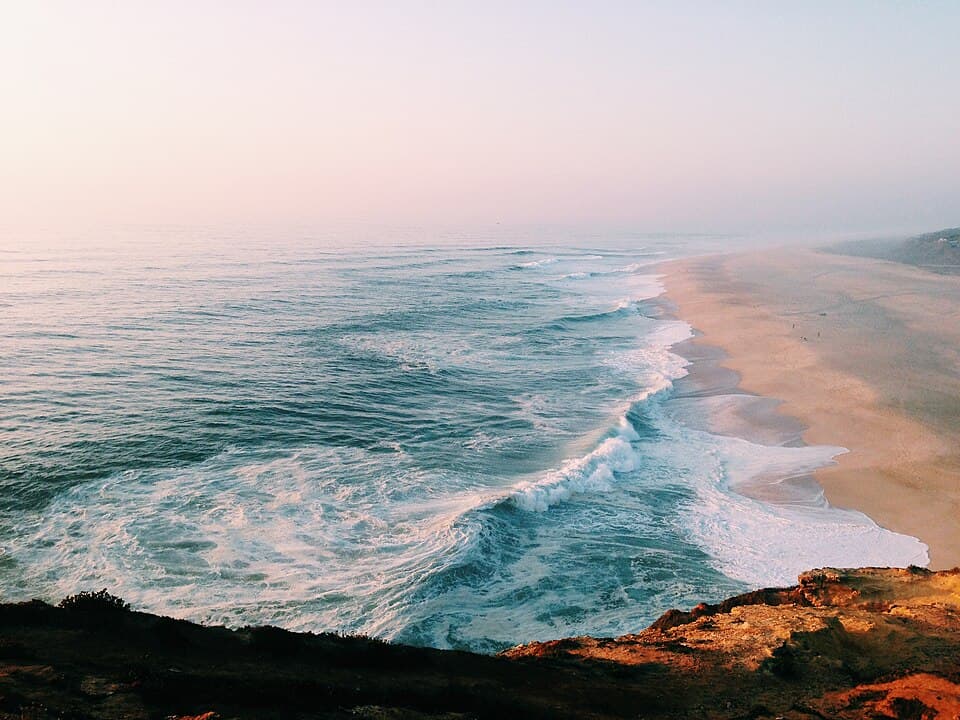 Areal e ondas da Praia do Norte vistos do promontório