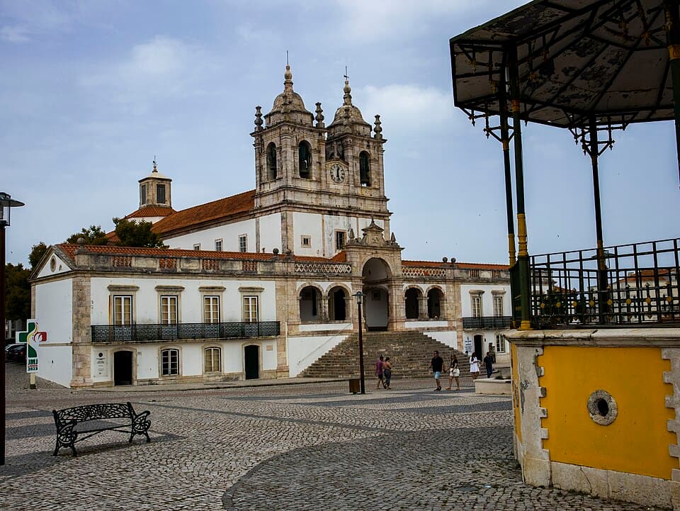 Fachada e torres do Santuário de Nossa Senhora da Nazaré