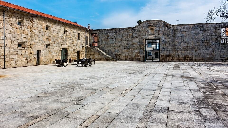 Pátio e edifícios do conjunto Casa do Soito e Paço dos Cunhas, em Santar, Nelas