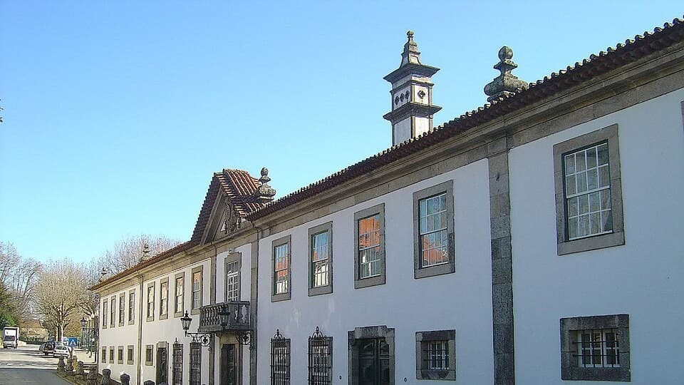 Fachada da Casa de Santar vista da rua, no concelho de Nelas
