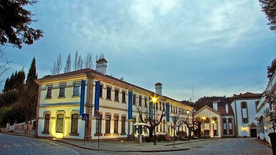 Edifícios do conjunto termal das Caldas da Felgueira ao entardecer, Nelas