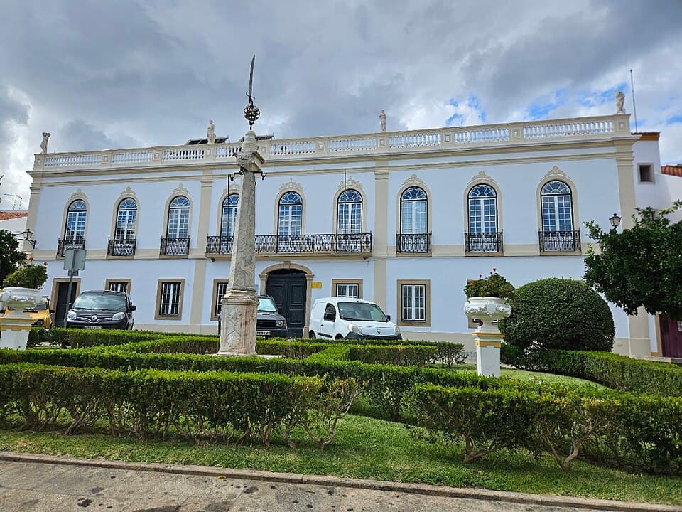 Pelourinho de Nisa e fachada histórica junto ao jardim da Praça do Município