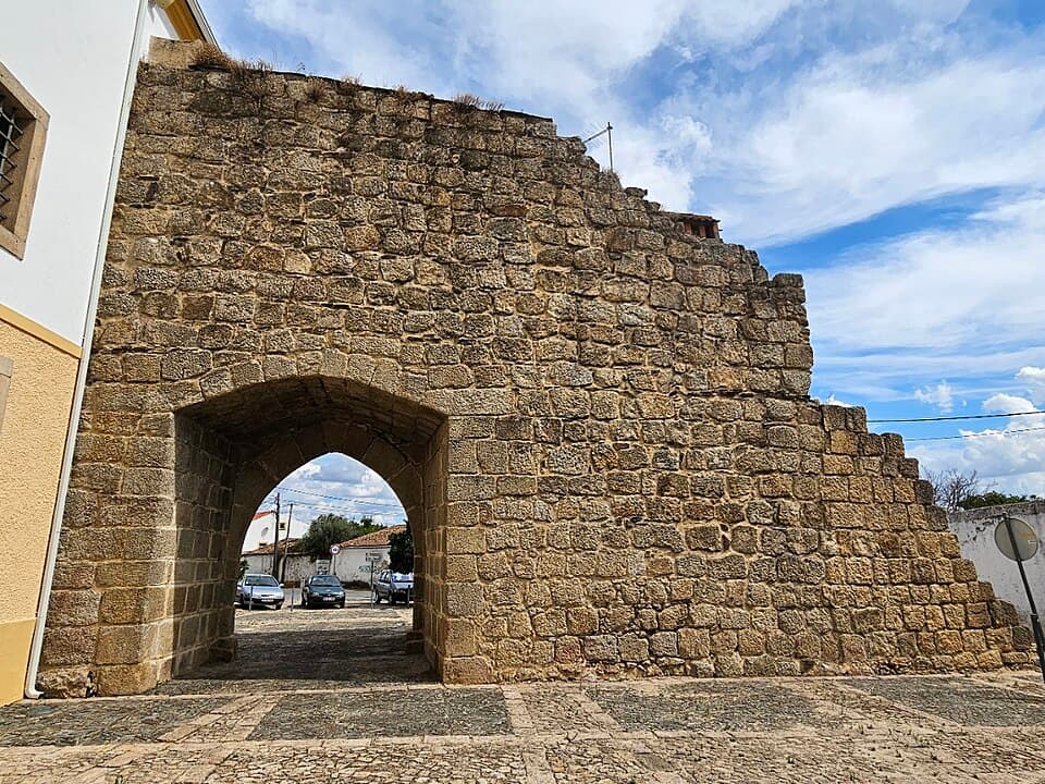 Arco de pedra da Porta de Montalvão nas muralhas do antigo Castelo de Nisa
