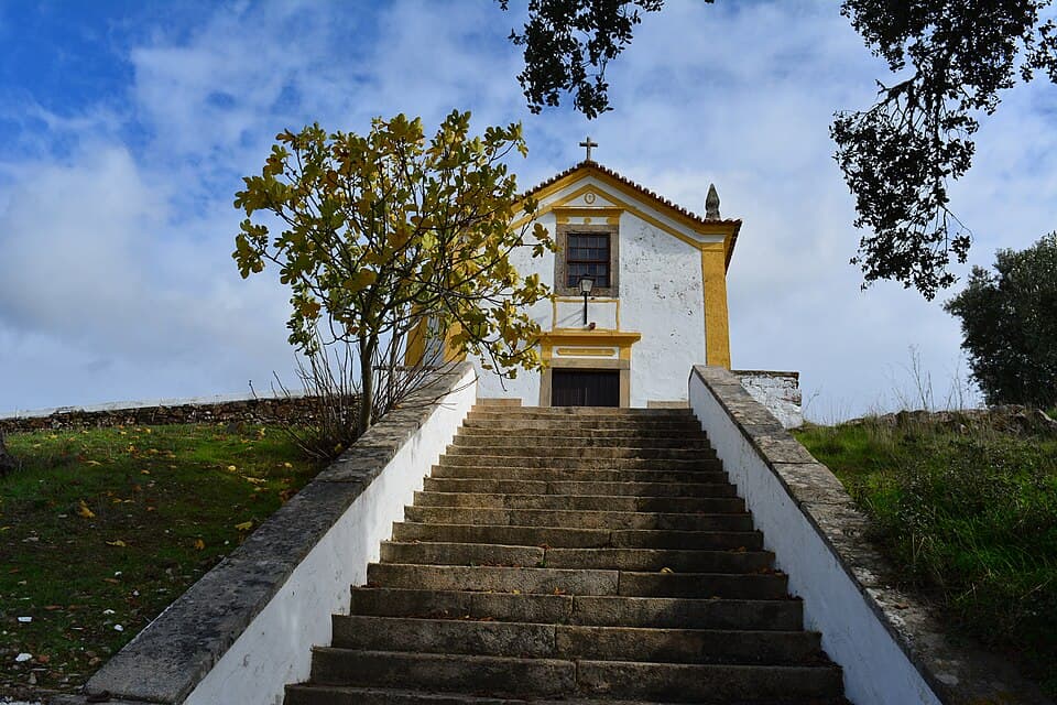 Escadaria de pedra a subir até à Ermida de Nossa Senhora da Graça, no concelho de Nisa