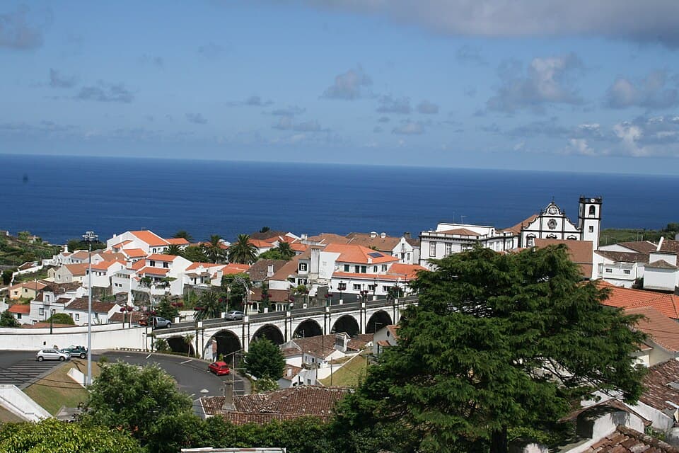 Vista lateral da Ponte dos Sete Arcos no Nordeste, com vários arcos de alvenaria visíveis