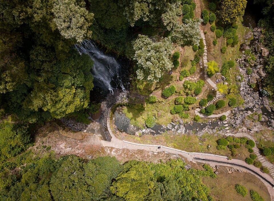 Cascata do Parque da Ribeira dos Caldeirões no Nordeste